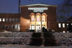 Hallenschwimmbad "Neptun" an einem Winterabend.