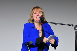 Margit Glasow richtet sich mit einem Grußwort an die Gäste des Empfangs zum Tag des Ehrenamtes 2023.