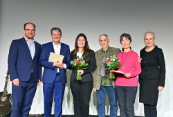 Die Sozialpreisträger 2023: Das Ehepaar Waltraut und Eckard Reschke sowie "Tommy Nicht Allein - Die Kliniknannys e.V." mit Bürgerschaftspräsidentin Regine Lück (re.) und Senator Steffen Bockhahn (li.).