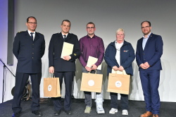 Besondere Ehrung im Brand- und Katastrophenschutz für Christian Müller, Sabine Junge und Jan Lehwald mit Senator Steffen Bockhahn (re.) und komm. Amtsleiter Ralf Gesk (li.). 