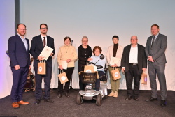 Senator Steffen Bockhahn dankt für langjähriges kommunalpolitisches Engagement Dr. Steffen Wandschneider-Kastell, Ulrike Jahnel, Regine Lück, Dr. Ingrid Bacher, Dr. Sybille Bachmannn und Andreas Engelmann. Andreas Wellmann übergab die Ehrennadeln (v.l.n.r.).