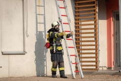 Brandmeister in schwarzer Schutzausrüstung und Atemschutzgerät. Brandmeister in schwarzer Schutzausrüstung und Atemschutzgerät.