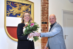Dr. Chris von Wrycz Rekowski überreicht Dr. Ute Fischer-Gäde die Ernnenungsurkunde zur Senatorin für Infrastruktur, Umwelt und Bau.
