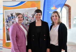Behindertenbeauftragte Jennifer Burgert, Oberbürgermeisterin Eva-Maria Kröger und Dörte Drockner vom Büro für Behindertenfragen (v.l.)