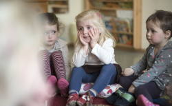 Kinder beim Vorlesen Kinder beim Vorlesen