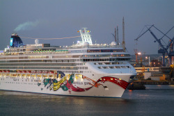 Kreuzfahrtschiff "Norwegian Jewel" vor Warnemünde