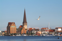 Blick von Gehlsdorf auf den Speicher und die Petrikirche
