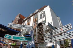 Wegeleitsystem in Rostock, im Hintergrund ein Teil des Fünfgiebelhauses