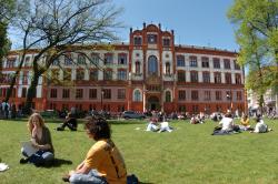 Uniplatz, im Hintergrund das Hauptgebäude der Universität