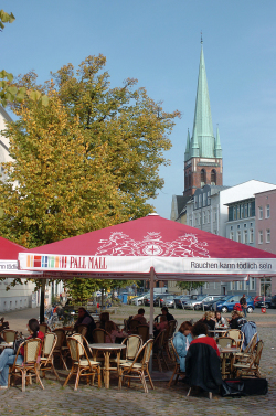 Magaretenplatz, im Hintergrund der Turm der Heiliggeistkirche