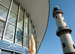 Warnemünder Leuchtturm, im Vordergrund ein Teil vom Teepott