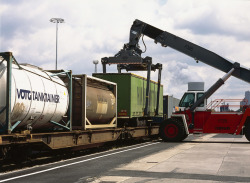 Containerverladung am Überseehafen