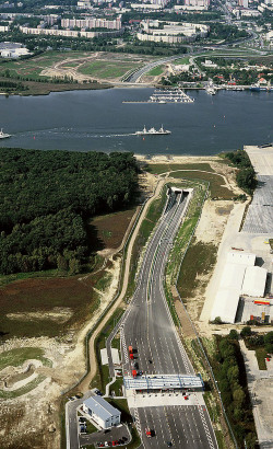 Blick auf die Mautstation, die Tunneleinfahrt und die Warnow aus der Luft