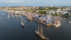 Am Samstagnachmittag haben viele Menschen den Stadthafen in Rostock besucht.