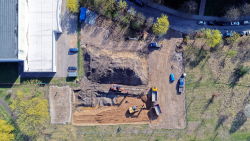 Baustelle für den neuen Hort „Warnowschipper“ im Stephan-Jantzen-Ring (Rostock-Schmarl) mit Blick auf die Baugrube für den zweigeschossigen Gebäudeteil