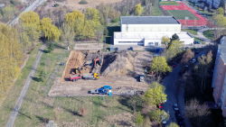 Baustelle für den neuen Hort „Warnowschipper“ im Stephan-Jantzen-Ring (Rostock-Schmarl) mit Blick auf die Baugrube für den zweigeschossigen Gebäudeteil
