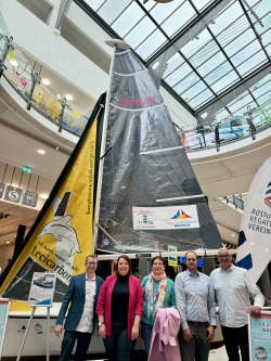 Inklusives Segelboot auf Namenssuche im EKZ Warnowpark: Andreas Meindl, Anika Leese, Petra Kröger, Jan Giese, Frank Middendorf (v.l.n.r.)