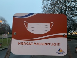 Schild: "Hier gilt Maskenpflicht!"
