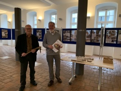 Aufbau der Ausstellung "Entwicklung in Afrika - das geht uns alle an!" durch Landtagspräsident a.D. Hinrich Kuessner und Hartmut Dietrich, DAZ e.V.
