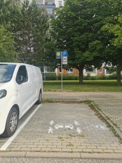 Zu sehen ist der Carsharing-Stellplatz am Mobilpunkt Schmarl Zentrum. Zu sehen ist der Carsharing-Stellplatz am Mobilpunkt Schmarl Zentrum.