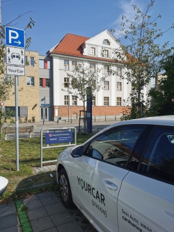 Zu sehen ist der Carsharing-Stellplatz am Mobilpunkt Ulmenstraße/Polizei. Zu sehen ist der Carsharing-Stellplatz am Mobilpunkt Ulmenstraße/Polizei.