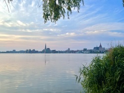 Blick vom Gehlsdorfer Ufer auf die Stadtsilhouette von Rostock Blick vom Gehlsdorfer Ufer auf die Stadtsilhouette von Rostock