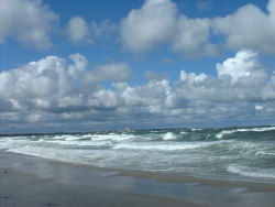 Ostseestrand mit hohen Wellen Ostseestrand mit hohen Wellen