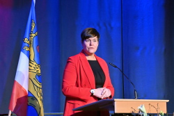 Oberbürgermeisterin Eva-Maria Kröger beim Einbürgerungsempfang am 1. Februar 2024 in der StadtHalle Rostock.