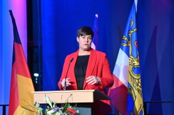 Oberbürgermeisterin Eva-Maria Kröger beim Einbürgerungsempfang am 1. Februar 2024 in der StadtHalle Rostock.