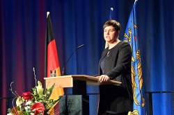 Grußwort von Oberbürgermeisterin Eva-Maria Kröger beim Empfang für die Neubürgerinnen und Neubürger am 2. Februar 2023 in der StadtHalle Rostock. Grußwort von Oberbürgermeisterin Eva-Maria Kröger beim Empfang für die Neubürgerinnen und Neubürger am 2. Februar 2023 in der StadtHalle Rostock.
