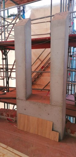 Das Dach des Rostocker Wasserturms wurde von etlichen Schichten Dachpappe befreit und wird neu abgedichtet. Die marode Turmkrönung inklusive sechs der sieben Türmchen muss noch instandgesetzt werden.