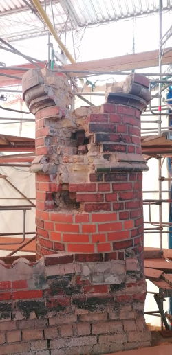 Das Dach des Rostocker Wasserturms wurde von etlichen Schichten Dachpappe befreit und wird neu abgedichtet. Die marode Turmkrönung inklusive sechs der sieben Türmchen muss noch instandgesetzt werden.