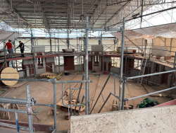 Blick auf den eingerüsteten Dachbereich. Die Arbeiten können vor der Witterung geschützt durchgeführt werden. Blick auf den eingerüsteten Dachbereich. Die Arbeiten können vor der Witterung geschützt durchgeführt werden.