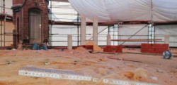 Das Dach des Rostocker Wasserturms wurde von etlichen Schichten Dachpappe befreit und wird neu abgedichtet. Die marode Turmkrönung inklusive sechs der sieben Türmchen muss noch instandgesetzt werden.
