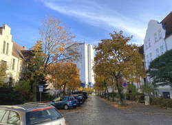 Der Wasserturm im Rostocker Bahnhofsviertel ist von schützenden Planen umhüllt. Die Sanierung des Denkmals soll voraussichtlich bis Ende 2024 abgeschlossen sein.
