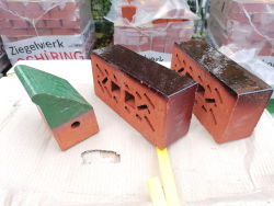 Der Rostocker Architekt Dr. Rainer Grebin hat jede einzelne der mehr als 120 verschiedenen Formstein-Varianten des Wasserturms nachgezeichnet. Alte Aufzeichnungen gab es nicht mehr. In der Brennerei entstanden anhand der neuen Vorlagen maßgenaue Formsteine.