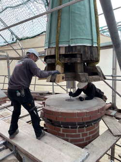 Montage eines Zierturms auf seinem Auflager. Montage eines Zierturms auf seinem Auflager.