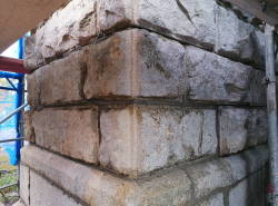 Das sieht schon sehr gut aus: Einer der sieben Strebenpfeiler des Wasserturms, die erneuert werden müssen. Die Ziegelkerne hinter den Blenden aus Naturstein waren kaputtgefroren und müssen neu aufgemauert werden. Die Mauern sind an dieser Stelle bis zu 1,80 m dick.