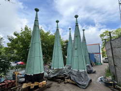 Fünf der sechs Ziertürme vor ihrem Transport auf das 40 Meter hohe Dach.