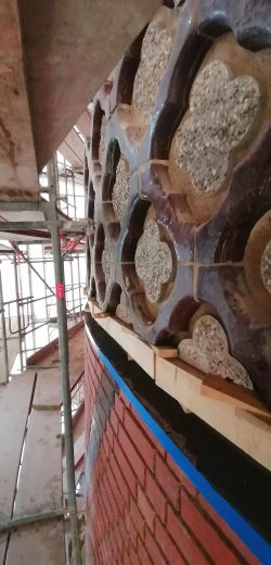 Schönheit im Detail: Zierstreifen aus glasierten Backsteinen ziehen sich wie ein Gürtel um den Rostocker Wasserturm herum.