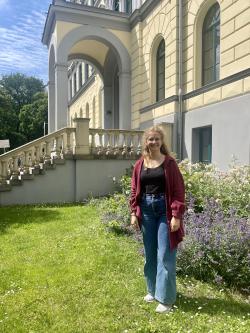 Bundesfreiwilligendienstleisterin Luisa Fritzsche vor dem "Haus der Musik".