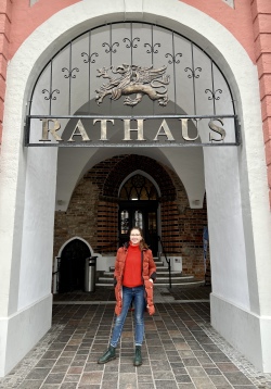 "Tierkümmerin" Maxi Voss vor dem Rathaus.