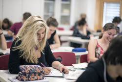 Schülerinnen und Schüler im Unterricht Schülerinnen und Schüler im Unterricht