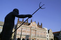 Rathaus mit Skulptur im Vordergrund