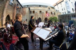 Musik und Theater Rostock (HMT) BigBand im Innenhof