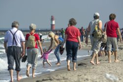Spaziergänger am Ostseestrand in Warnemünde