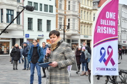 One Billion Rising auf den Rostocker Universitätsplatz (Foto 01) One Billion Rising auf den Rostocker Universitätsplatz (Foto 01)