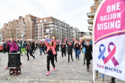One Billion Rising auf den Rostocker Universitätsplatz (Foto 02) One Billion Rising auf den Rostocker Universitätsplatz (Foto 02)