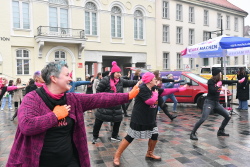 One Billion Rising auf den Rostocker Universitätsplatz (Foto 21) One Billion Rising auf den Rostocker Universitätsplatz (Foto 21)