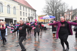 One Billion Rising auf den Rostocker Universitätsplatz (Foto 23) One Billion Rising auf den Rostocker Universitätsplatz (Foto 23)